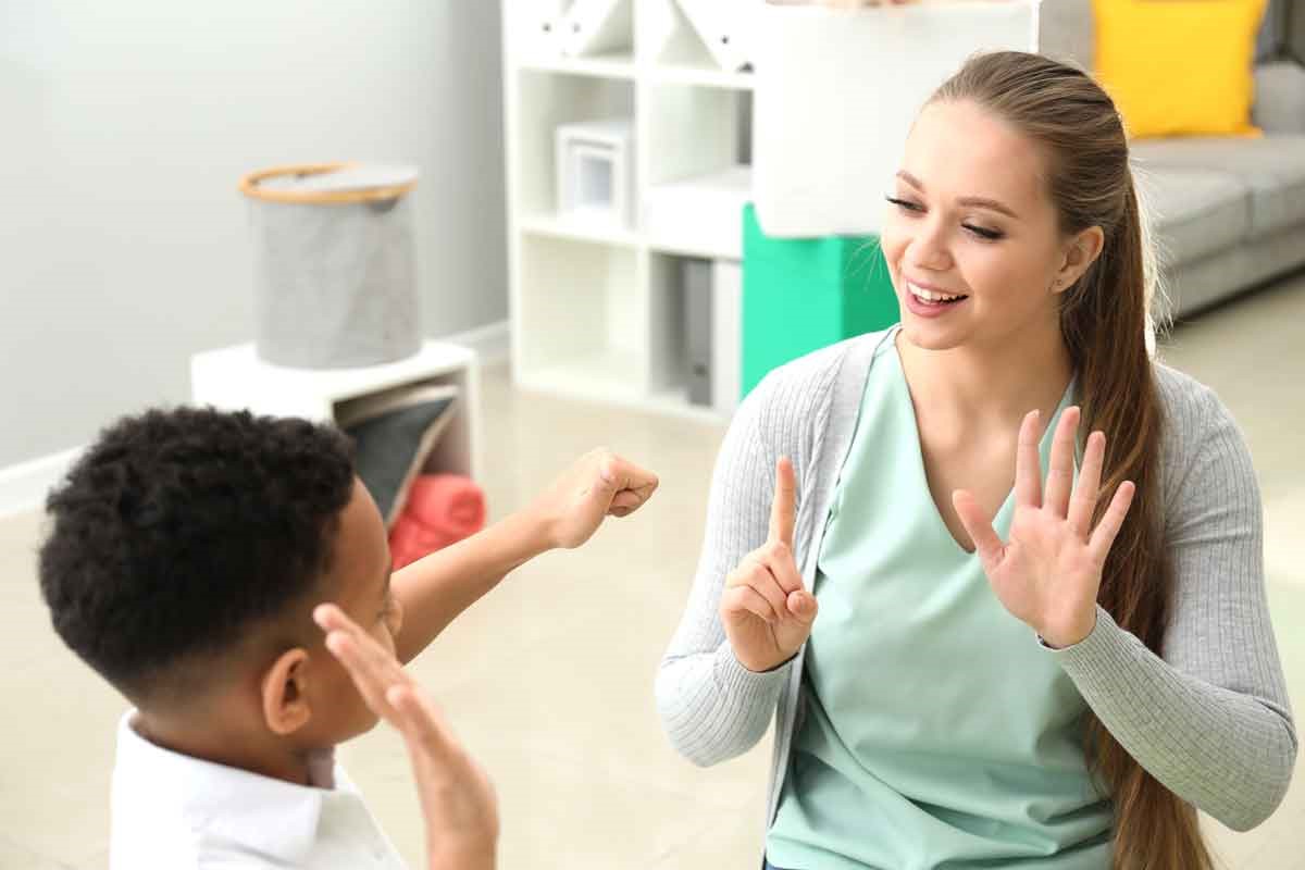 علت دیر حرف زدن کودکان همراه با درمان